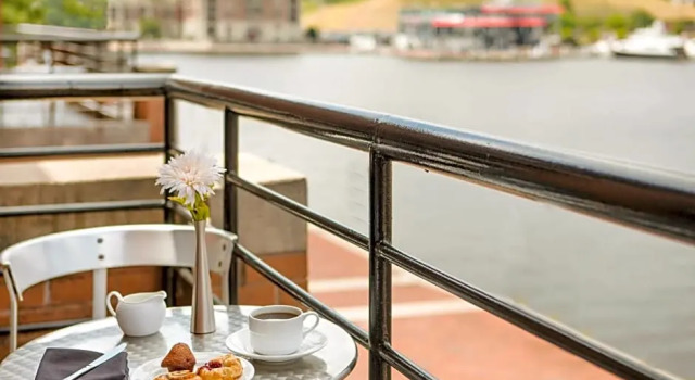 Четырёхместный номер Standard с балконом и с видом на гавань Pier 5 Hotel Baltimore