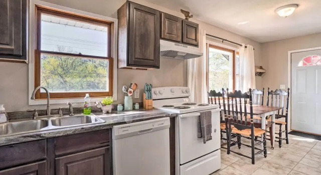 Коттедж Rockaway Beach House w/ Fire Pit & River View!