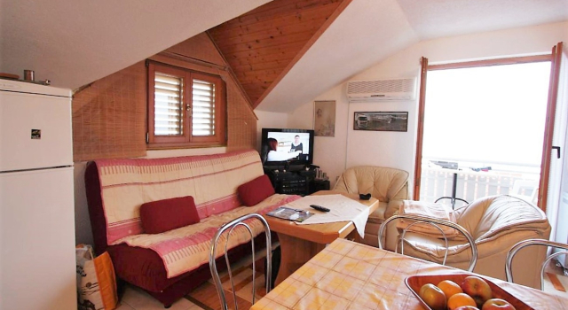 Apartment Šera - 50 m from beach: A3 Pisak, Riviera Omis, Book Lejlighed Hoteller i Split Region med parkering, Parkering