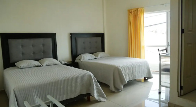 Четырёхместный семейный номер Standard с балконом Hotel Insurgentes