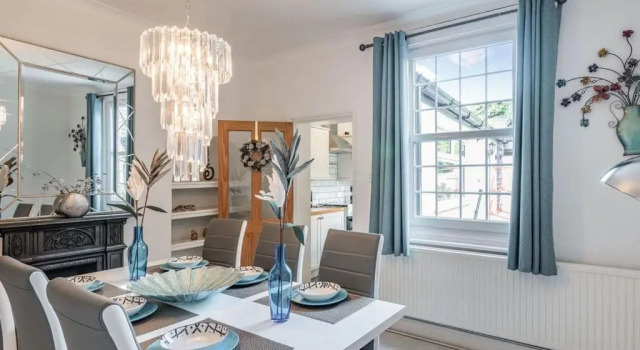 Cathedral Quarter House with free Secure Driveway Parking for 2 Cars