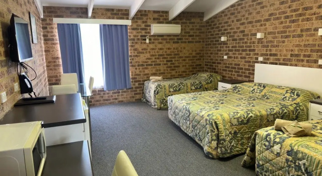 Четырёхместный семейный номер Standard Clock Tower Motor Inn