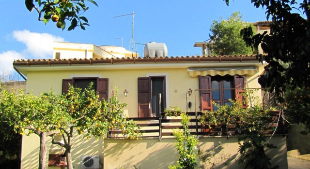 Spacious house in Lido di Noto with terrace and garden, Book Vacation Home Hotels in Sicily with Parking, Parking