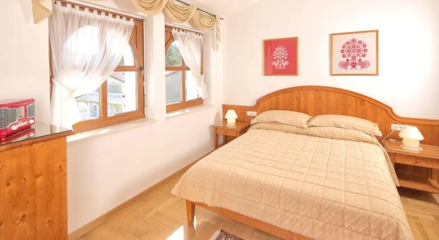 Mansion With 10 Bedrooms in Pula, With Wonderful Sea View, Terrace and Wifi - Near the Beach, Забронировать Отель Отели Пула 4 звезды, рядом с Пляж в бухте Гортанова, 4*