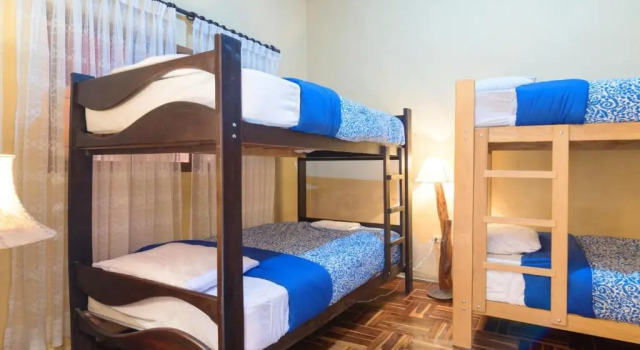 Кровать в общем номере Beraja Family Hostel