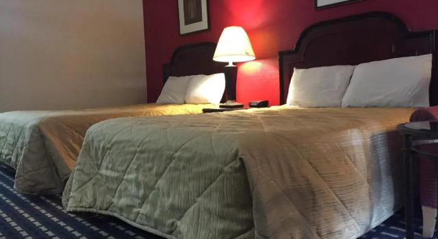Четырёхместный номер Standard Parkway Inn