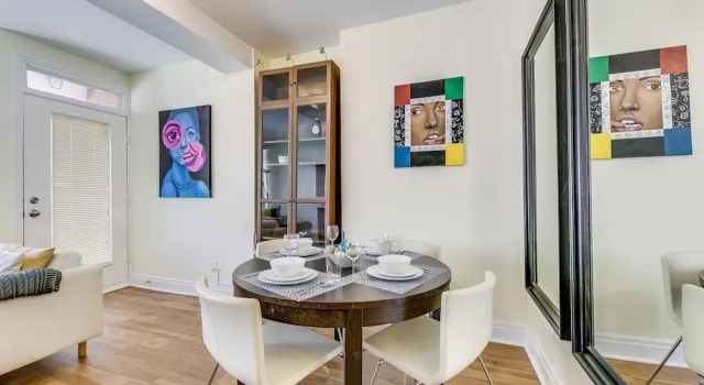 Newly Decorated 2BR Yorkville Home, Забронировать Отель Отели Торонто 3 звезды, рядом с George R. Gardiner Museum of Ceramic Art, 3*