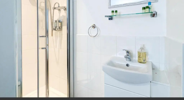 Коттедж 5 Bedroom Contractor House with Free Parking and Free WiFi - Outfield Homes by Your Lettings Peterborough