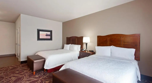 Четырёхместный номер Standard с видом на воду Hampton Inn Seattle/Everett Downtown
