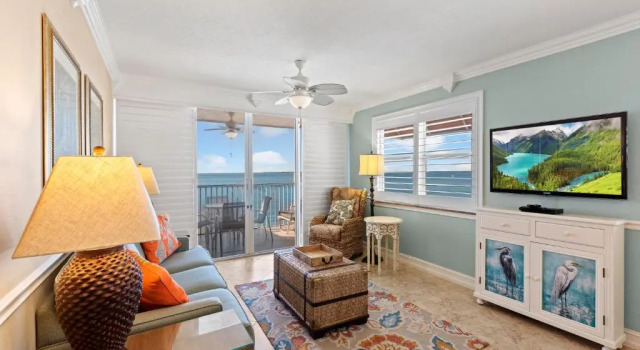 Estero Island Beach Villas 706, 2 BR, Penthouse, Gulf Front, Pool, Sleeps 6