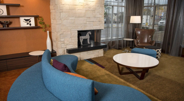 Fairfield Inn & Suites by Marriott Cincinnati Uptown/University Area, Забронировать Отель Отели Цинциннати с завтраком, рядом с UCmedicalCenter, Завтраки