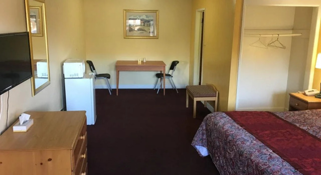 Midway Inn & Suites, Varaa Mini-hotelli  