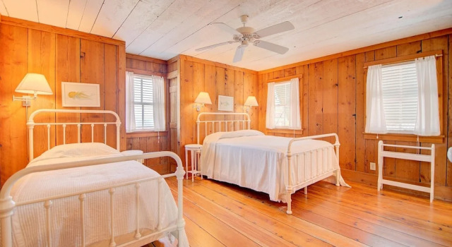 118 Kitchens Beach 9 Br home by RedAwning, Book Hotel 3-stjernede hoteller i Debordieu Colony, 3*
