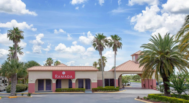 Люкс с видом на воду Ramada by Wyndham Davenport Orlando South