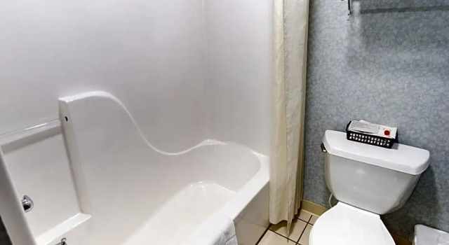 Номер Deluxe Econo Lodge Inn & Suites Lake Of The Ozarks
