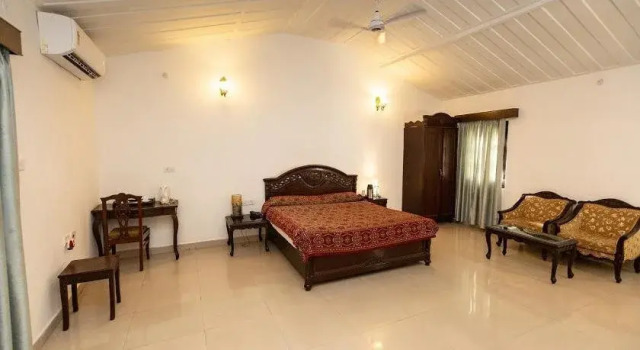 Champak Bungalow MPSTDC, Varaa Hotelli Hotellit New Delhi uima-altaalla, Uima-allas