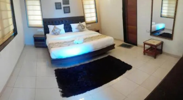 Moksh Farms, Rezerwuj Hotel Hotele w Wakad z basenem, Basen