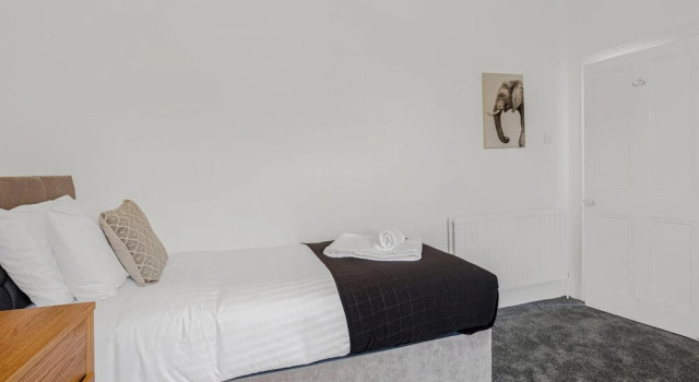 Heathrow Living Stanwell Serviced House, Забронировать Апартаменты/квартира Отели Большого Лондона с парковкой, Парковка
