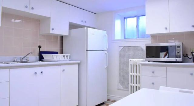Central Basement Unit in Little Italy Close To Subway, Varaa Hotelli Toronto 