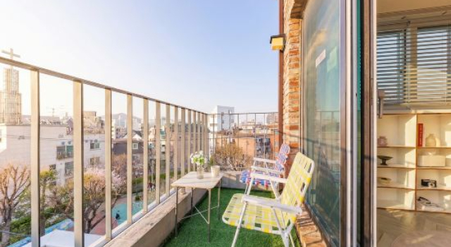 New, spacious & cozy loft w/ character. Elevator + Free airport pickup for 4+ nights., Prenota Hotel Seul Corea del Sud