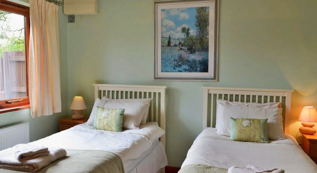 Bungalow in Bovey Tracey With Hot Tub, Varaa Lomakoti Mökit kohteessa Merseyside, Mökki