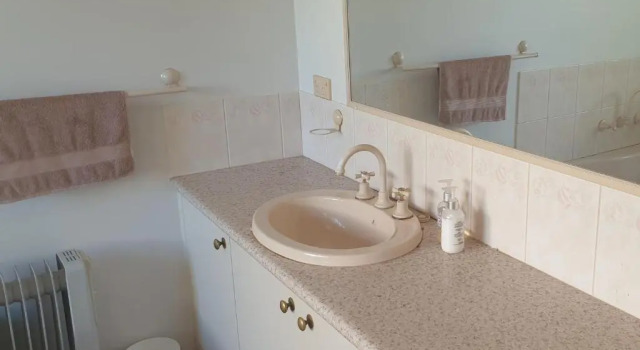 Номер Standard Quiet Room own Bathroom at home in Golden Square