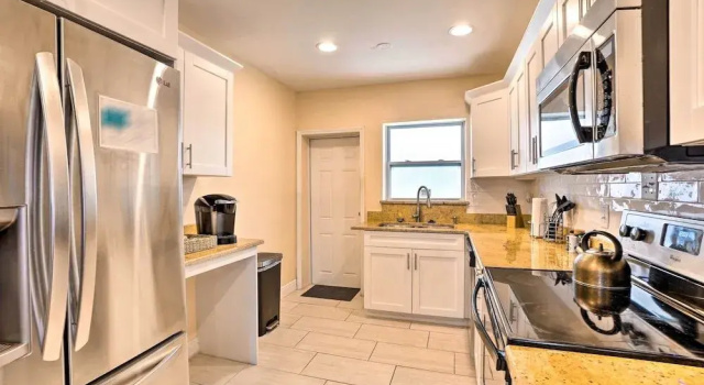 Gorgeous Tampa Getaway ~ 7 Mi to Downtown!, Rezerwuj Hotel Hotele w Tampa z parkingiem, Parking