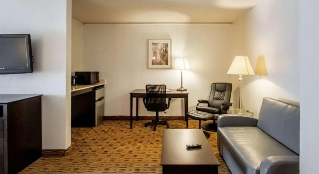 Четырёхместный люкс Luxury Coratel Plus Suites Wichita West Airport