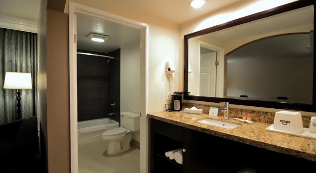 Четырёхместный номер Standard Days Inn by Wyndham Downey