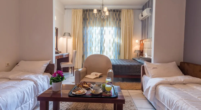 Четырёхместный номер Standard с балконом Krikonis Hotel