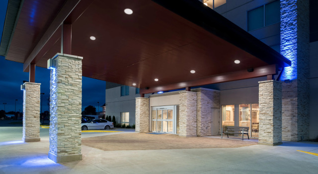 Holiday Inn Express & Suites Kingdom City by IHG