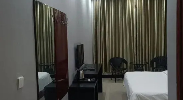 Xinzheng Huatai Express Hotel, Rezervovat Hotel Čeng-čou Henan