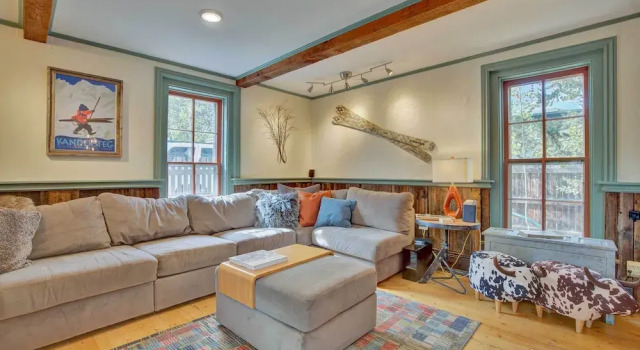 Historic Breck Cabin w/ Hot Tub: Walk to Main St!, Rezerwuj Dom wakacyjny Hotele w Vail Ski z parkingiem, Parking