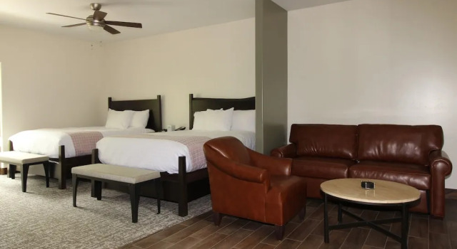 Четырёхместный номер Standard с балконом Mount Princeton Hot Springs Resort