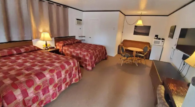 Четырёхместный номер Standard Pinewood Inn