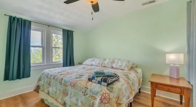 Коттедж Manor And Mutts #2 3 Bedroom Cottage by RedAwning
