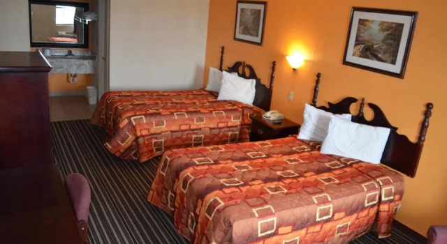 Четырёхместный номер Standard Royal Inn Greenville