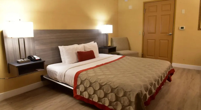 Двухместный номер Accessible Ramada by Wyndham San Diego National City