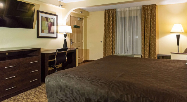 Двухместный люкс Rodeway Inn & Suites Clarksville near Governors Square Mall