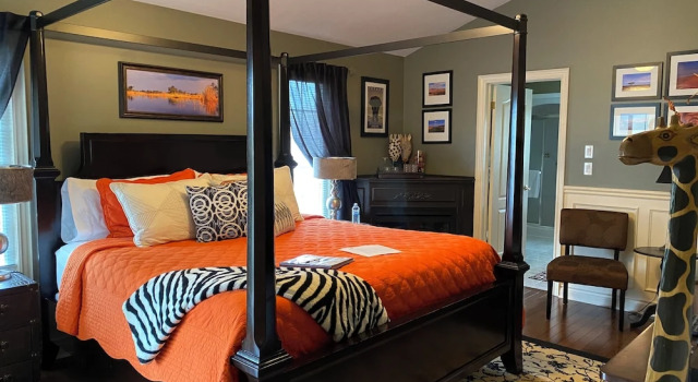 Двухместный люкс с балконом Explorer House Bed & Breakfast