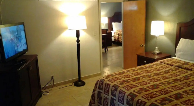 Номер Deluxe Express Inn & Suites - 5 Miles from St Petersburg Clearwater Airport