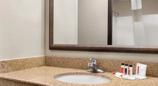 Четырёхместный номер Standard Ramada by Wyndham Elizabethtown