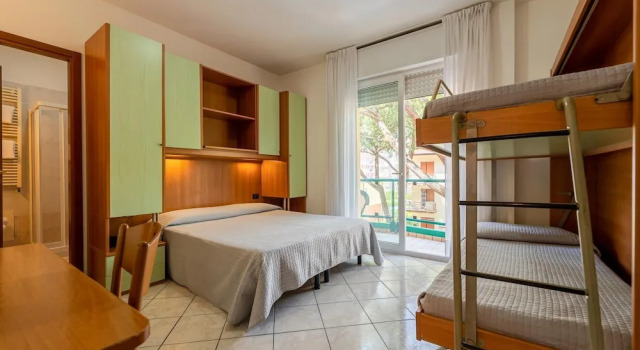 Семейный номер Standard с балконом Hotel Kennedy