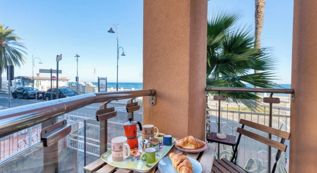 Семейные апартаменты с балконом и с видом на море Mer Vivante - Front Beach