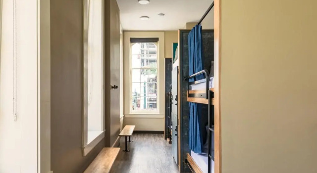 Кровать в общем номере (мужской номер) HI New Orleans Hostel