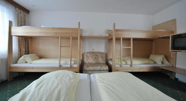 Шестиместный номер Standard с балконом Salzburgerhof Jugend- und Familienhotel
