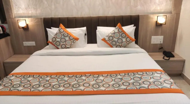 Hotel Golden Petals, Забронировать Отель Отели Варанаси 3 звезды, рядом с Jantar Mantar Mandir, 3*
