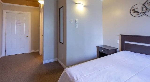 Room in Studio - Varenne Hotel Private Double Room 5 - A16, 予約 ホテル ヴァレンヌ South Shore Montreal
