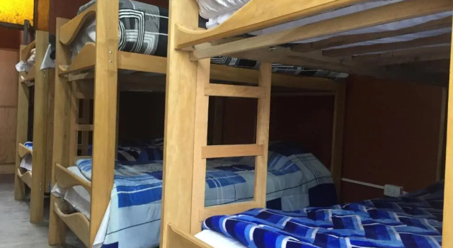 Postel ve společném pokoji Pacha Qori Backpackers