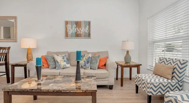 NEW Newly Remodeled 3BR Townhome w Community Amenities Just Mins From Disney, Забронировать Отель Отели Киссимми с парковкой, рядом с Osceola Square Mall, Парковка